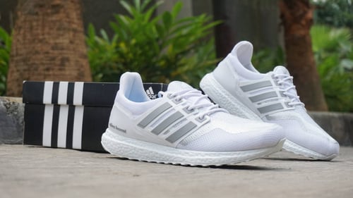 Sepatu Running / Sepatu Lari / Sepatu Adidas Ultra Boost White Grey