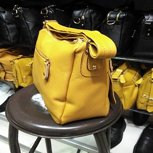 Tas kulit untuk wanita warna kuning , model ariel new 2 - Hitam