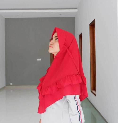 Hijab Rampel Tengah Tali Merah
