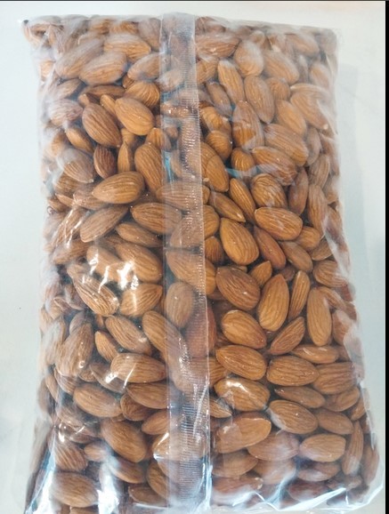 Almond nuts / Raw Almond  / Whole almond / Kacang almond / Almond utuh