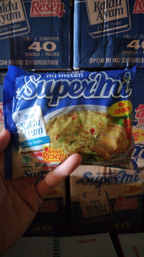 Supermie Kaldu Ayam dengan tag harga Rp. 1500