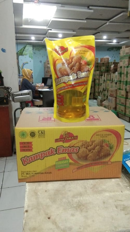 Jual Minyak Goreng Kampak Emas 900 ml x 12 pcs - oky mart | Ralali.com